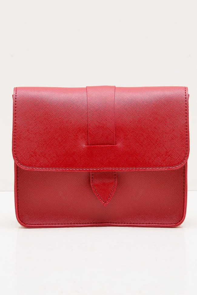 Terakhir ada clutch manis dari situs Berrybenka.Slingbag Kathlene Red LV77-001 dari brand Louvre Paris ini diskon dari Rp 400 ribu menjadi Rp 79 ribu.