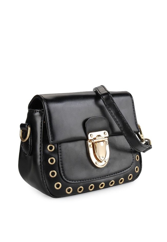 Tas kecil lain yang bisa didapatkan di diskon Harbolnas 2017 kali ini adalah Studded Sling Bag dari Cocolyn yang turun dari Rp 500 ribu menjadi Rp 99 ribu. Item ini bisa didapatkan di situs Zalora.