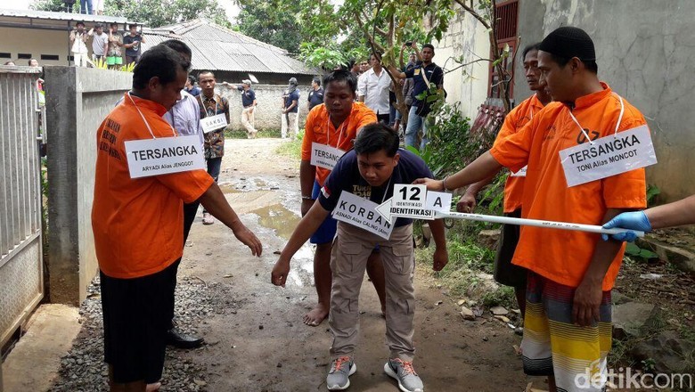 Rekonstruksi Pembacokan Caling di Ciputat, 20 Adegan Diperagakan Rekonstruksi Pembacokan Caling di Ciputat, 20 Adegan Diperagakan