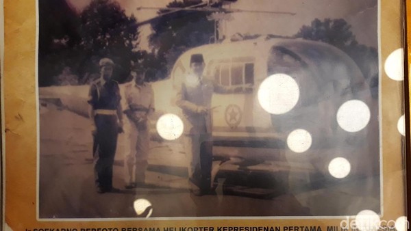 Informasi juga menyebutkan, agen tersebut tertembak Mustang AURI ketika menerbangkan Bomber B26 Aurev di laut Ambon. Kemudian di tahun 1960, Presiden AS John F. Kennedy memberi barter, salah satunya berupa heli ini. (Mustiana/detikTravel)