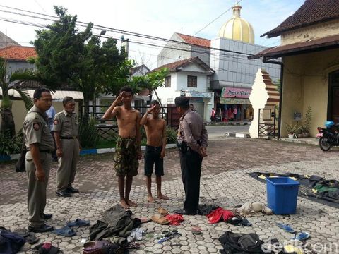 Para anjal juga diberi hukuman hormat ke bendera merah putih/