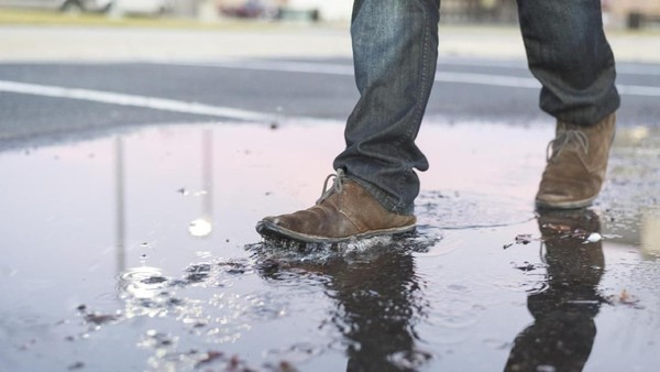 Musim Hujan Awas Sepatu Basah! Ini 7 Resikonya Jika Dibiarkan