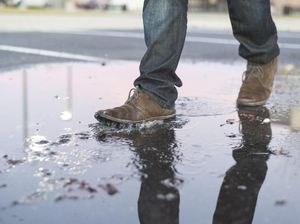 Musim Hujan Awas Sepatu Basah! Ini 7 Resikonya Jika Dibiarkan