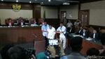 Momen Novanto Dipapah untuk Duduk di Kursi Terdakwa