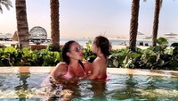 Tamara santai berendam sambil menikmati pemandangan bersama Sophia (tamaraecclestoneofficial/Instagram)