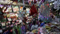 Beragam pernak-pernik Natal mulai dijual di Pasar Asemka, Jakarta Barat.