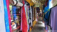 Foto: Di lantai ada jualan baju-baju bertema Seychelles yang juga bisa dibeli wisatawan. Di belakang ada kafetaria untuk wisatawan berwisata kuliner. Suvenir juga dijual di sini (Fitraya/detikTravel)