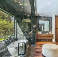 Mengintip ke dalam salah satu kamar mandi di rumah baru Kris Jenner yang tampak mewah dan modern. Kamar mandi memiliki lantai kayu dan interior bernuansa abu-abu juga putih. Kamar mandi juga dilengkapi dengan bathub dan berukuran besar. Foto: Dok. Trulia