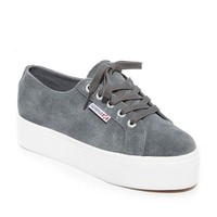 Sepatu bersol tebal menjadi cara wanita menggantikan high heels. Superga, Keds hingga Vans merilis sneakers dengan sol tebal tahun ini. Foto: Ist.