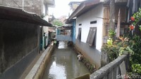 detikcom pun mencoba menyusuri jalan sepanjang Kali Pulo, ada 7 RT yang masuk dalam wilayah RW 06 Jati Padang. Masing-masing berurutan yakni RT 11, RT 03, RT 04, RT 14, RT 10, RT 06, RT 13.