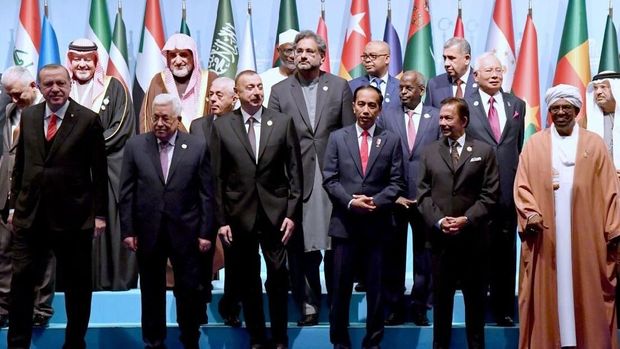 Momen Jokowi Sapa Presiden Palestina di Sela KTT Luar Biasa OKI