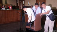 Sidang Setya Novanto diawali dengan polemik soal kesehatan.