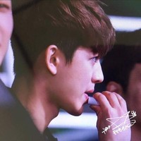 Member iKon Yunhyeong punya bibir yang selalu terlihat lembap dan tidak pucat. Tak heran memang karena ia dikenal suka pakai lip balm. Kebiasaannya tersebut bahkan membuat Yunhyeong didaulat menjadi bintang iklan pelembap bibir kesukaannya. Foto: ist