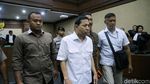 Foto: Lambaian Tangan Novanto Usai Drama di Sidang Perdana