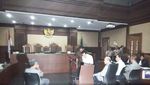 Gaya Novanto yang Terus Menunduk dan Jalan Bungkuk