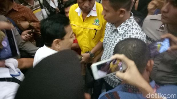 Usai Sidang, Novanto Sempat Bersalaman dengan Istrinya