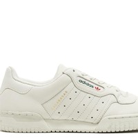 Sneakers Adidas Yeezy Powerphase Calabasas rancangan Kanye West ini dicintai karena desain retronya. Seperti Yeezy sebelumnya, seri ini juga langsung habis setelah rilis bulan Mei lalu. Foto: Ist.