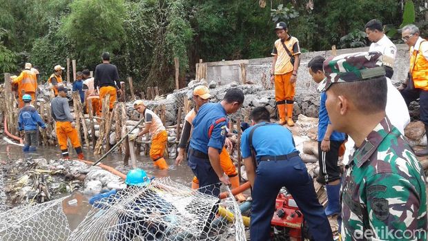 Penanganan Tanggul Kali Pulo di Jatipadang yang jebol