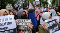 Massa aksi juga membawa sejumlah atribut seperti poster.