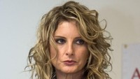 Summer Zervos merupakan mantan peserta reality show The Apprentice yang pernah dipandu Trump. Zervos menyebut Trump menciumnya tanpa izin di kantor Trump di New York pada Desember 2007. Tidak hanya itu, Trump juga disebut mencium, menyentuh payudara dan menyodokkan kelaminnya kepada Zervos dalam pertemuan di sebuah hotel di Beverly Hills, California, AS. Pertemuan itu membahas tawaran pekerjaan. Foto: AFP PHOTO/VALERIE MACON