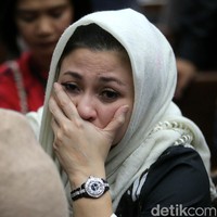 Istri Setya Novanto memakai jam tangan seri J12 dari Chanel. Seri J12 ini dirilis pertamakali pada tahun 2000. Jam tangan J12 Chanel termasuk koleksi jam tangan mewah dengan harga mencapai miliaran rupiah. Foto: Agung Pambudhy