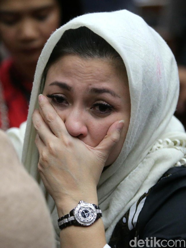 Istri Setya Novanto memakai jam tangan seri J12 dari Chanel. Seri J12 ini dirilis pertamakali pada tahun 2000. Jam tangan J12 Chanel termasuk koleksi jam tangan mewah dengan harga mencapai miliaran rupiah. Foto: Agung Pambudhy