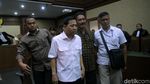 Foto: Lambaian Tangan Novanto Usai Drama di Sidang Perdana