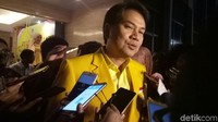 Aziz Syamsuddin menyusul kemudian ke pleno Golkar. Ia menilai, cacat prosedur apabila pleno malam ini sekaligus memutuskan munaslub. (Foto: Gibran Maulana Ibrahim/detikcom)