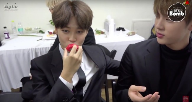 Para personil BTS beberapa kali tertangkap kamera memakai lip balm. Dalam sebuah video, Jimin terlihat lihai memakai lip balm berbentuk mirip bibir seperti ini. Foto: ist