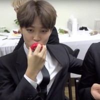 Para personil BTS beberapa kali tertangkap kamera memakai lip balm. Dalam sebuah video, Jimin terlihat lihai memakai lip balm berbentuk mirip bibir seperti ini. Foto: ist