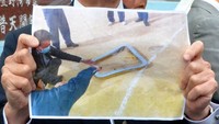 Dilaporkan seorang siswa laki-laki mengalami luka-luka akibat insiden ini. Bagian jendela helikopter tidak mengenai langsung siswa itu, namun serpihan yang terlempar akibat jendela ini mengenai tangan bocah itu. Foto: Kyodo/via REUTERS