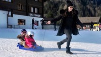 Wanita yang punya reality show sendiri ini seringkali mengunggah foto liburannya bersama sang anak (tamaraecclestoneofficial/Instagram)