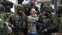 Fawzi al-Juneidi (16) ditangkap pada Kamis lalu atas dugaan melempar batu ke tentara Israel. Saat itu warga tengah menggelar aksi protes terhadap pengakuan Donald Trump terkait Yerusalem di Tepi Barat (Foto: Dok. Anadolu Agency/Wesam al-Hashlamon)