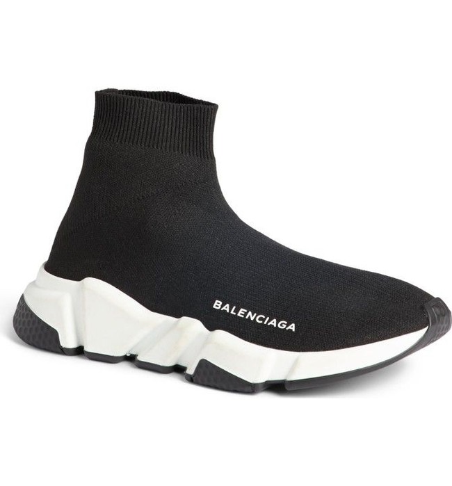 Balenciaga Speed Knit Trainers dengan bentuk menyerupai kaus kaki menjadi tren besar sepanjang 2017. Di situs seperti Net-a-Porter, sepatu dijual US$ 695 atau Rp 9,4 jutaan. Foto: Ist.