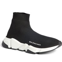 Balenciaga Speed Knit Trainers dengan bentuk menyerupai kaus kaki menjadi tren besar sepanjang 2017. Di situs seperti Net-a-Porter, sepatu dijual US$ 695 atau Rp 9,4 jutaan. Foto: Ist.