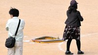 Sebuah jendela dari helikopter militer AS jatuh ke lapangan olah raga sebuah SD di Ginowan, Okinawa, Jepang. Pihak Marinir AS telah menyampaikan permintaan maaf atas insiden tersebut. Foto: Provided by The Okinawa Times/asahi.com
