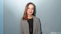 Dara yang biasa disapa Steffi ini melengkapi penampilannya dengan sepatu slop Vans.