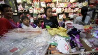 Mereka mencari harga yang termurah.