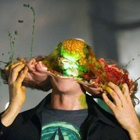 Aktor Neil Patrick Harris juga pernah didandani seram untuk  Draculas Daughters VS The Space Brains. Foto: Instagram