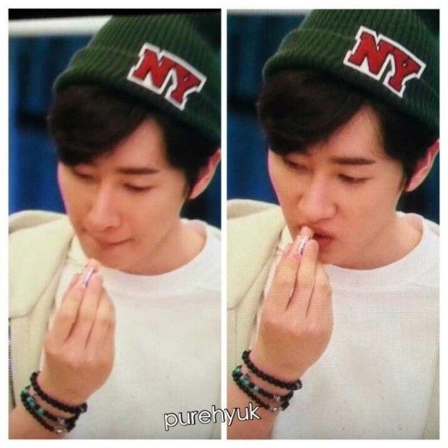 Idol Kpop senior Eunhyuk sepertinya juga punya kondisi bibir yang kering. Ia pun pernah tertangkap kameran fans sedang mengaplikasikan lip balm seperti Sandiaga Uno. Foto: ist