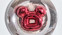 Donut You Love my Red Teddy Bear, tulis Jae Yong Kim di akun isntagram pribadinya. Donatnya berwarna merah metalik dan berada di atas piring. Lucu ya! Foto: Istimewa
