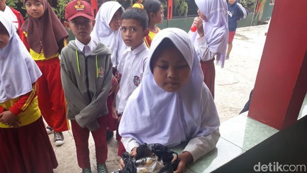 Kisah Wida Bocah SD di Bandung Jualan Cimol Sambil Sekolah