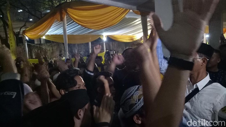 Pleno Masih Berlangsung, Massa Desak Golkar Segera Munaslub Pleno Masih Berlangsung, Massa Desak Golkar Segera Munaslub