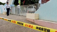 Insiden ini terjadi Rabu (13/12) pukul 10.09 waktu setempat. SD yang menjadi lokasi insiden ini memang terletak dekat pangkalan udara Korps Marinir AS di Futenma, Jepang Selatan. Gerbang depan SD itu diberi garis polisi usai insiden ini terjadi. Foto: AFP PHOTO/JIJI PRESS