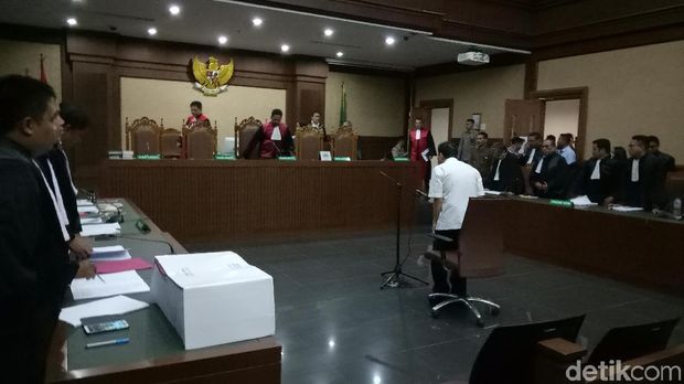 Setya Novanto Terus Menunduk Saat Jaksa Bacakan Dakwaan