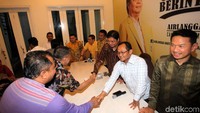 Pengurus DPD Golkar seluruh Jawa Timur saling berjabat tangan usai mendeklarasikan dukungan kepada Airlangga.