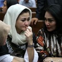 Jam tangan yang dipakai Deisti ini merupakan seri J12 dari Chanel.  Seri J12 ini dirilis pertamakali pada tahun 2000. Foto: Agung Pambudhy