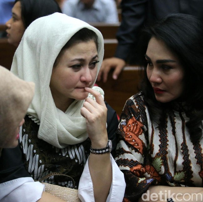 Jam tangan yang dipakai Deisti ini merupakan seri J12 dari Chanel.  Seri J12 ini dirilis pertamakali pada tahun 2000. Foto: Agung Pambudhy