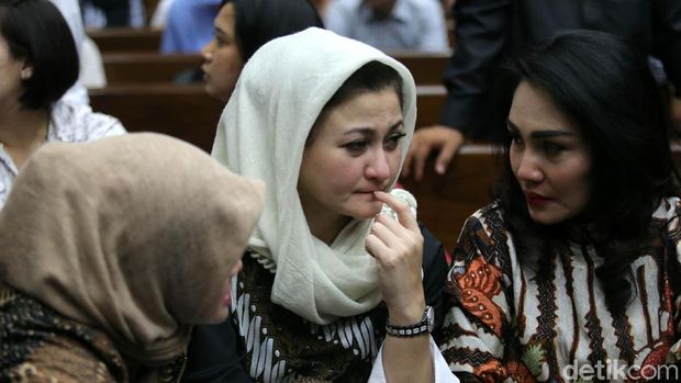 Foto: Gaya Kerudung Matching Istri Setya Novanto dari KPK hingga ke Rutan