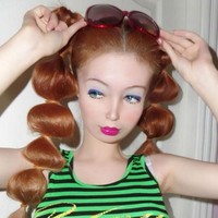 Lolita Richi juga termasuk salah satu wanita yang mirip Barbie. Gadis 18 tahun ini mengklaim bahwa dirinya tak pernah melakukan operasi plastik. Tubuh langsingnya alami bukan hasil bedah termasuk ukuran pinggangnya yang hanya 51 cm. Foto: Ist.